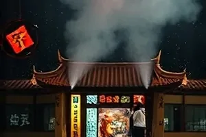山海旧事剧集封面，海边老灯塔与守塔人背影