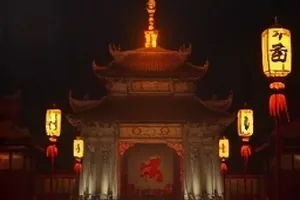 深巷灯火剧集封面，夜市摊位的暖黄灯泡串